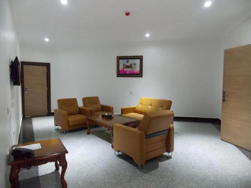 Immaculate Royal Int'L Hotel Оверрі Екстер'єр фото