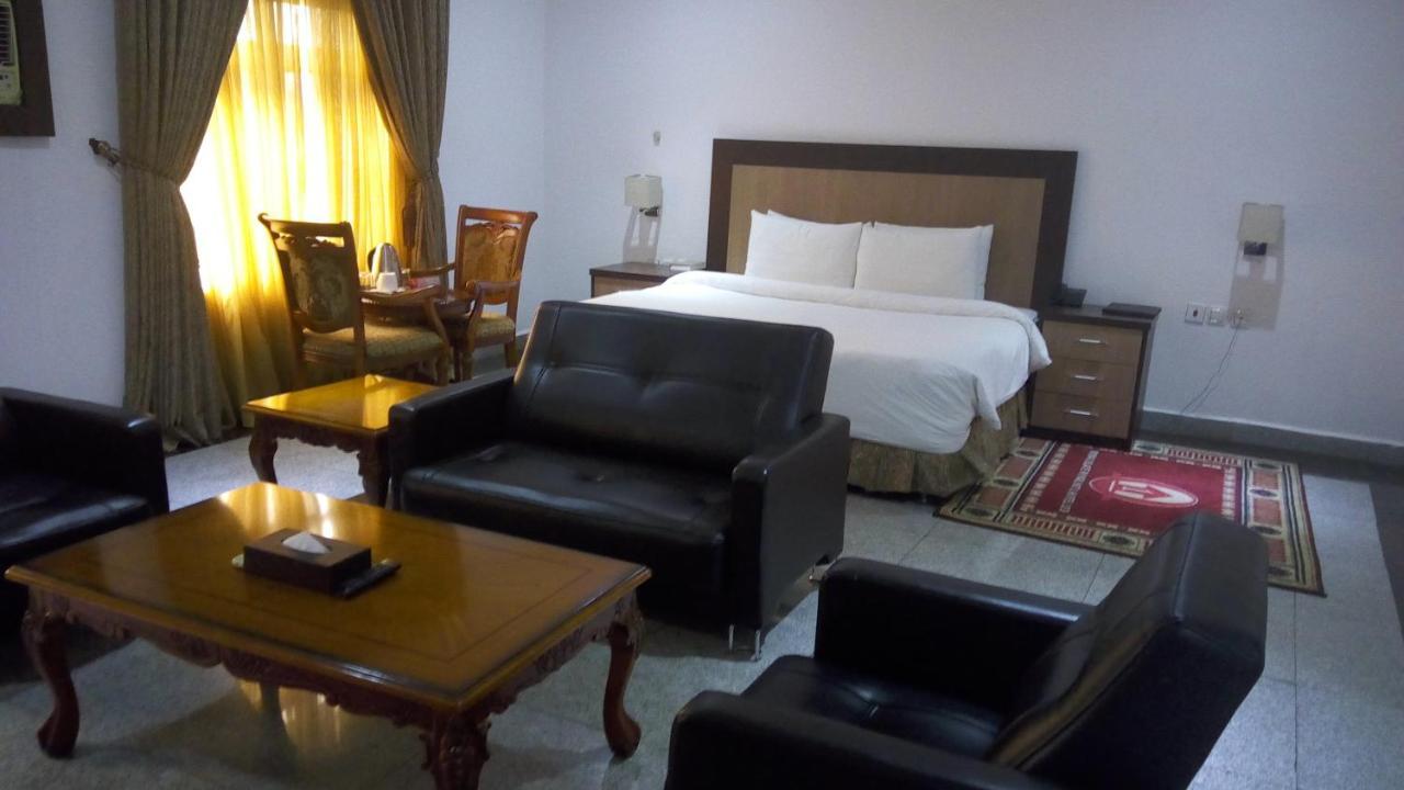 Immaculate Royal Int'L Hotel Оверрі Екстер'єр фото