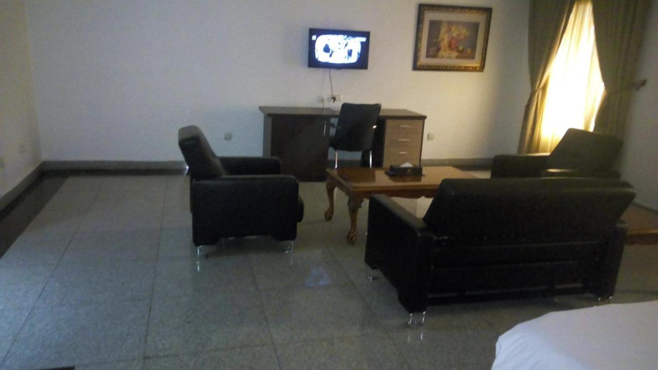 Immaculate Royal Int'L Hotel Оверрі Екстер'єр фото