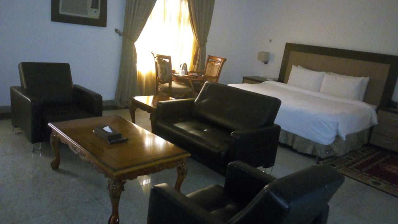 Immaculate Royal Int'L Hotel Оверрі Екстер'єр фото