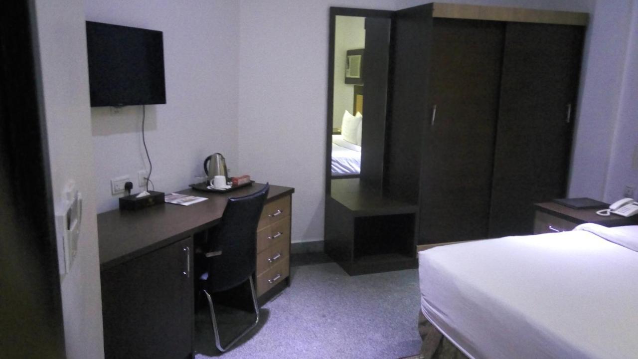 Immaculate Royal Int'L Hotel Оверрі Екстер'єр фото
