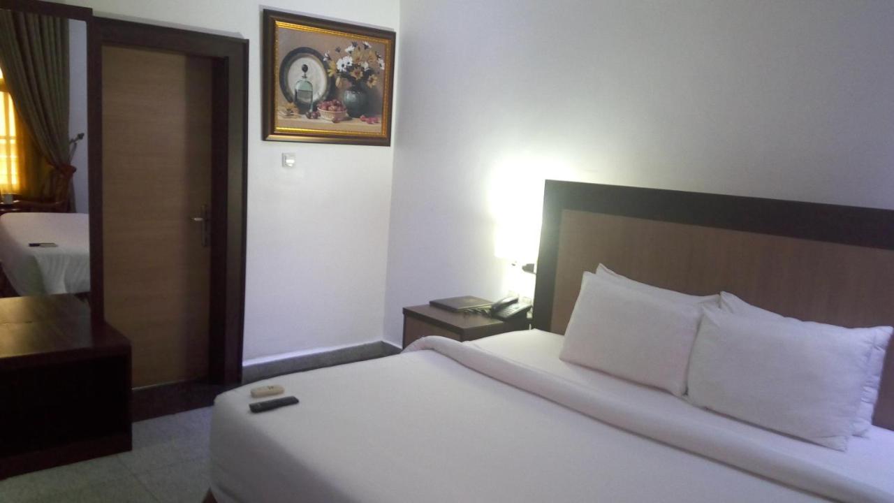 Immaculate Royal Int'L Hotel Оверрі Екстер'єр фото
